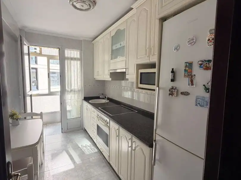 Cuina de Pis en venda en Gijón  amb Terrassa i Balcó