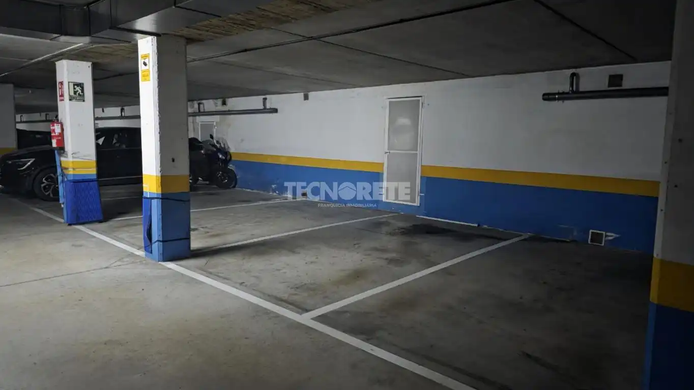 Parking de Piso en venta en Guadalajara con Parquet y Piscina comunitaria