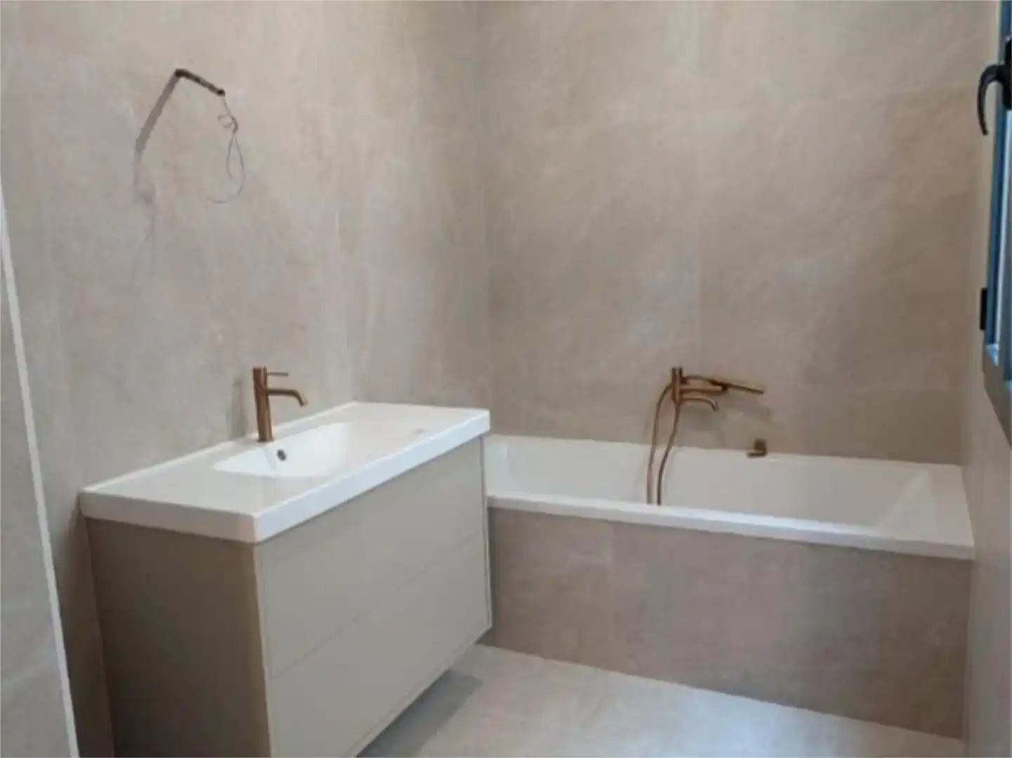 Badezimmer von Wohnung zum Verkauf in  Sevilla Capital mit Klimaanlage, Schwimmbad und Balkon