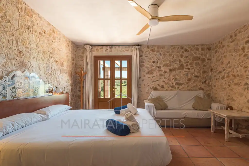 Dormitori de Finca rústica en venda en Felanitx amb Aire condicionat, Jardí privat i Terrassa