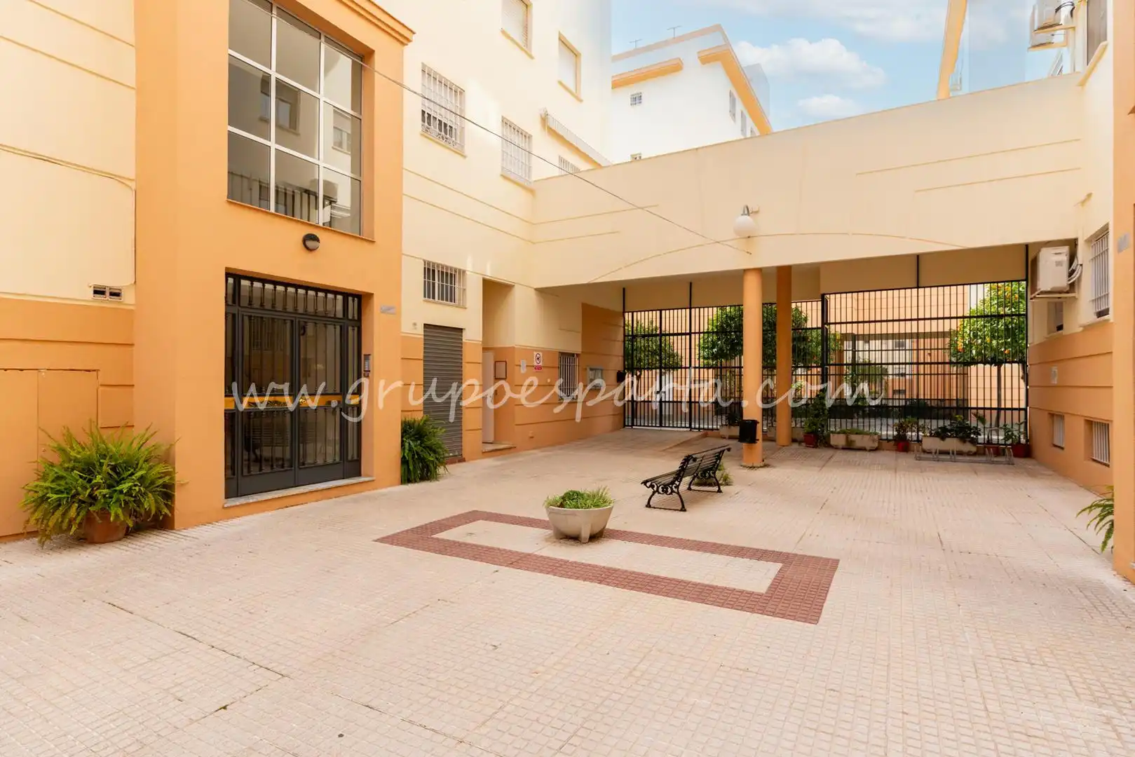 Exterior view of Flat for sale in Sevilla  with Air Conditioner and Balcony