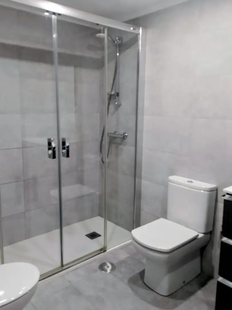 Bany de Pis de lloguer en Oviedo  amb Calefacció, Parquet i Terrassa