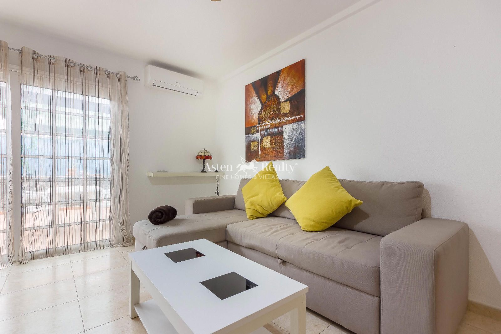 Sala d'estar de Casa adosada en venda en Adeje amb Aire condicionat, Terrassa i Piscina