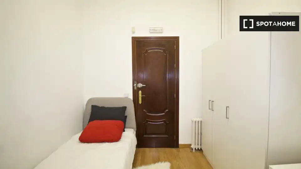 Bedroom of Flat for rent in Madrid  with Air Conditioner, Heating and Furnished