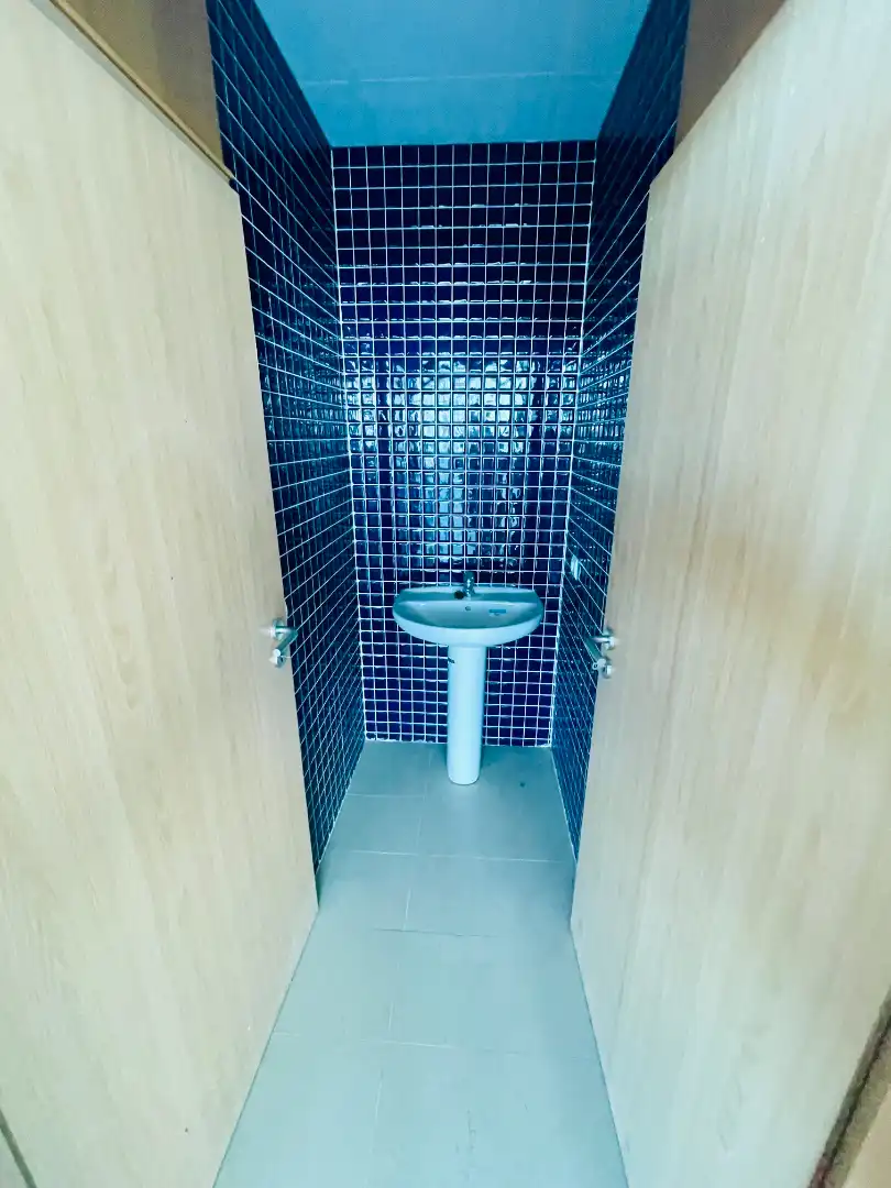 Badezimmer von Büro zur Miete in  Palma de Mallorca mit Abstellraum und Alarm