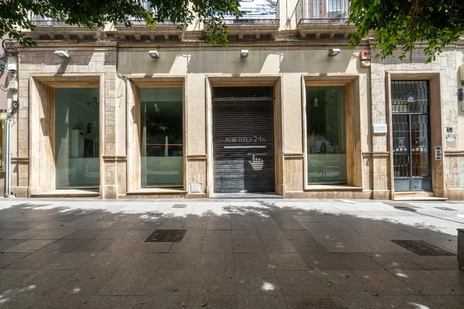 Local comercial en alquiler en Paseo de Almería 57