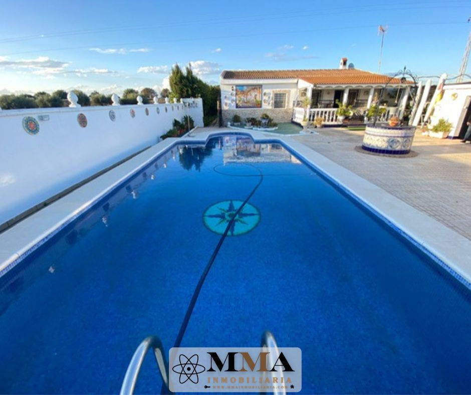 Piscina de Finca rústica en venda en San Juan del Puerto amb Aire condicionat, Calefacció i Jardí privat