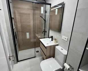 Bathroom of Flat to share in  Córdoba Capital  with Furnished