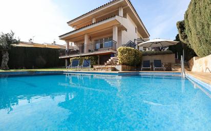 Vista exterior de Casa o xalet en venda en Alella amb Aire condicionat, Terrassa i Piscina