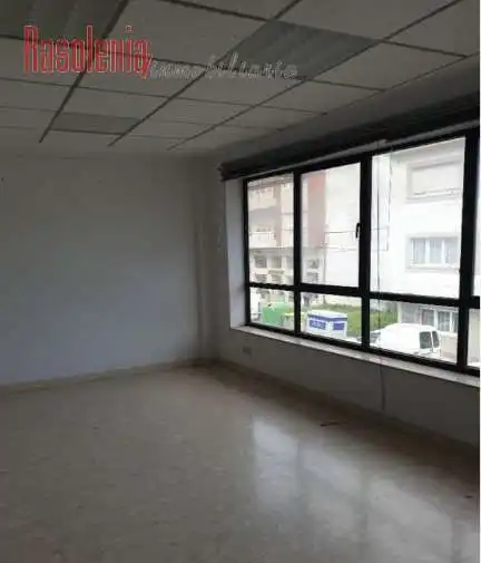 Schlafzimmer von Büro zum Verkauf in Neda