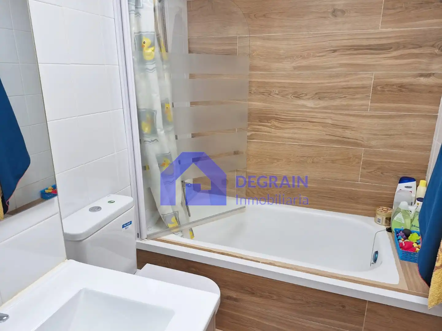Bany de Pis en venda en Oviedo  amb Calefacció