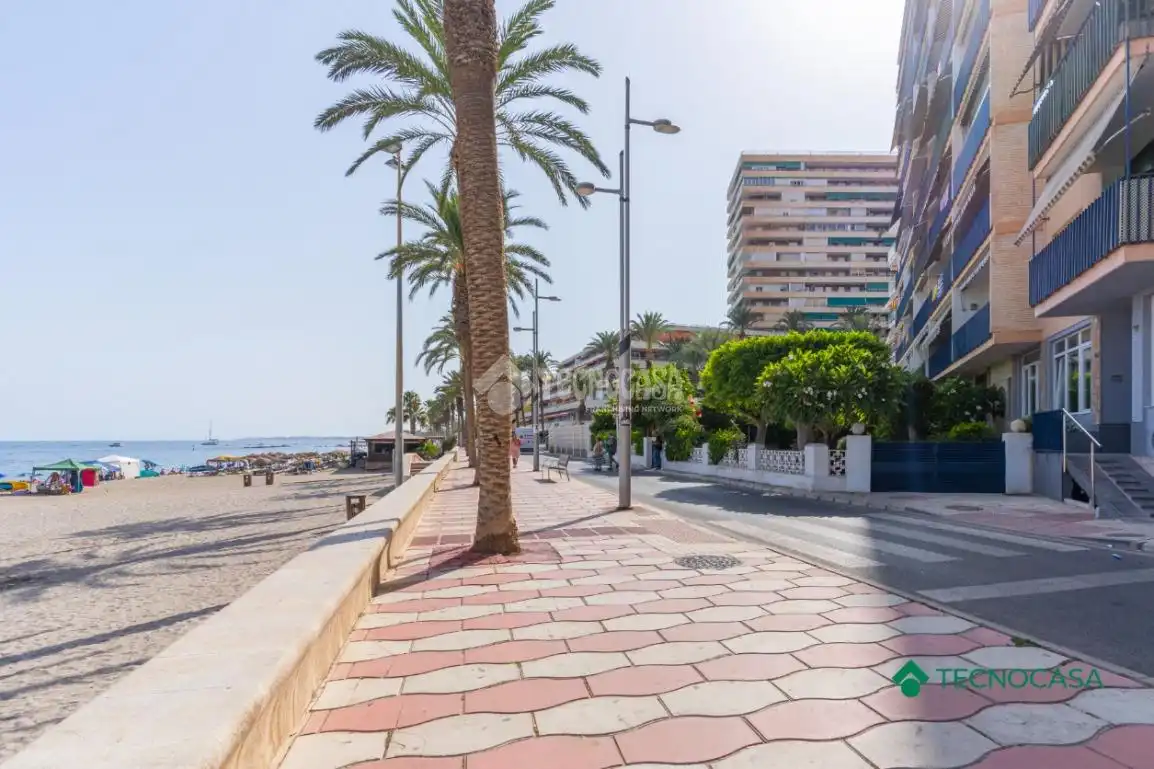 Vista exterior de Pis en venda en Roquetas de Mar amb Aire condicionat i Terrassa