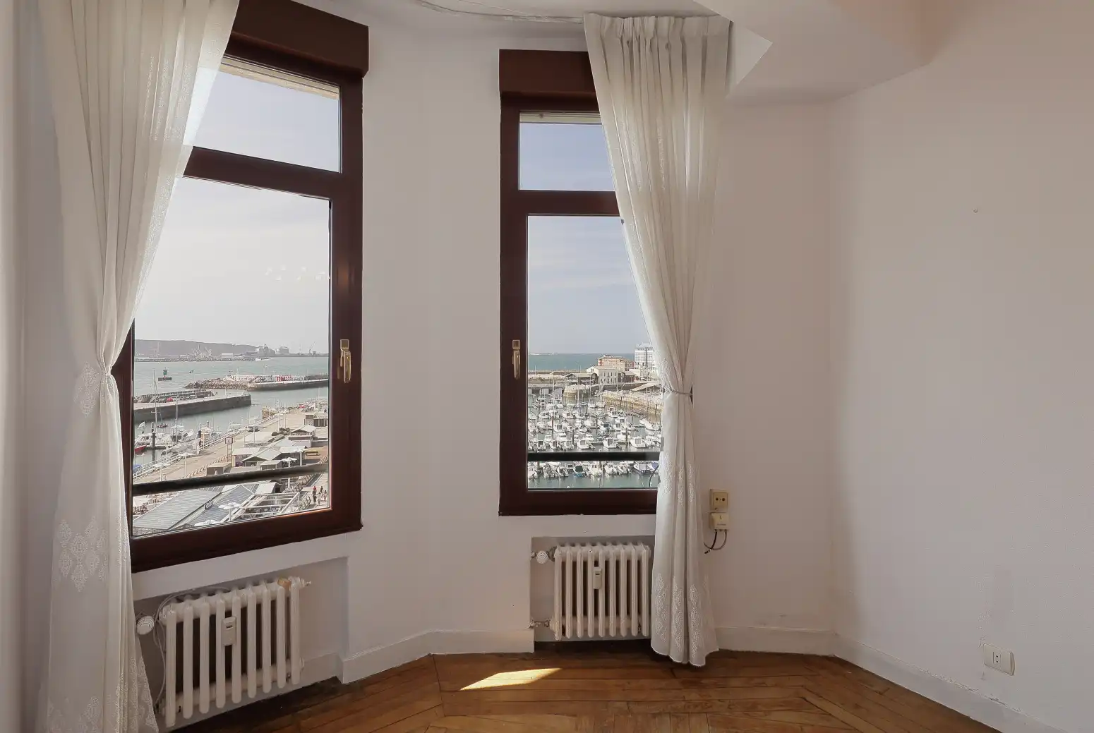 Dormitori de Pis en venda en Gijón  amb Calefacció, Parquet i Terrassa