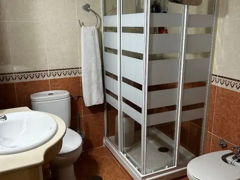 Bany de Casa adosada en venda en La Rinconada amb Aire condicionat i Balcó