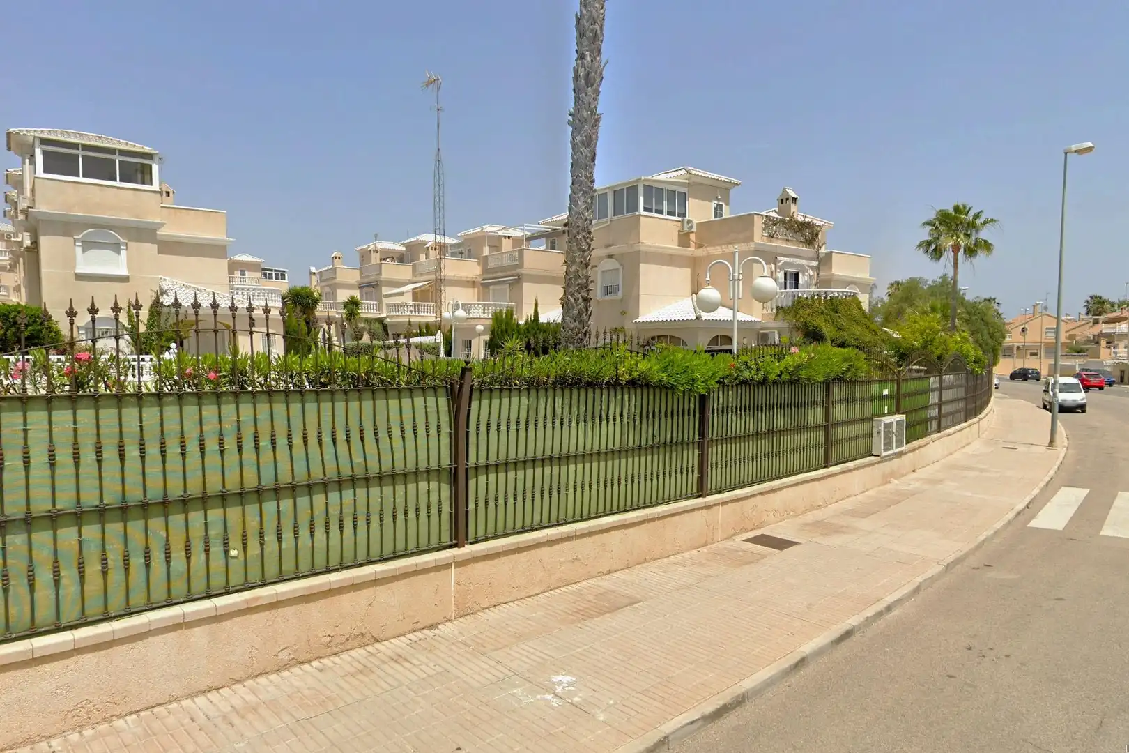 Vista exterior de Casa o xalet en venda en Orihuela amb Aire condicionat, Calefacció i Jardí privat