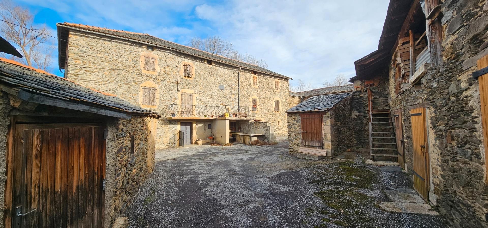 Vista exterior de Casa o xalet en venda en Llívia amb Calefacció, Jardí privat i Parquet