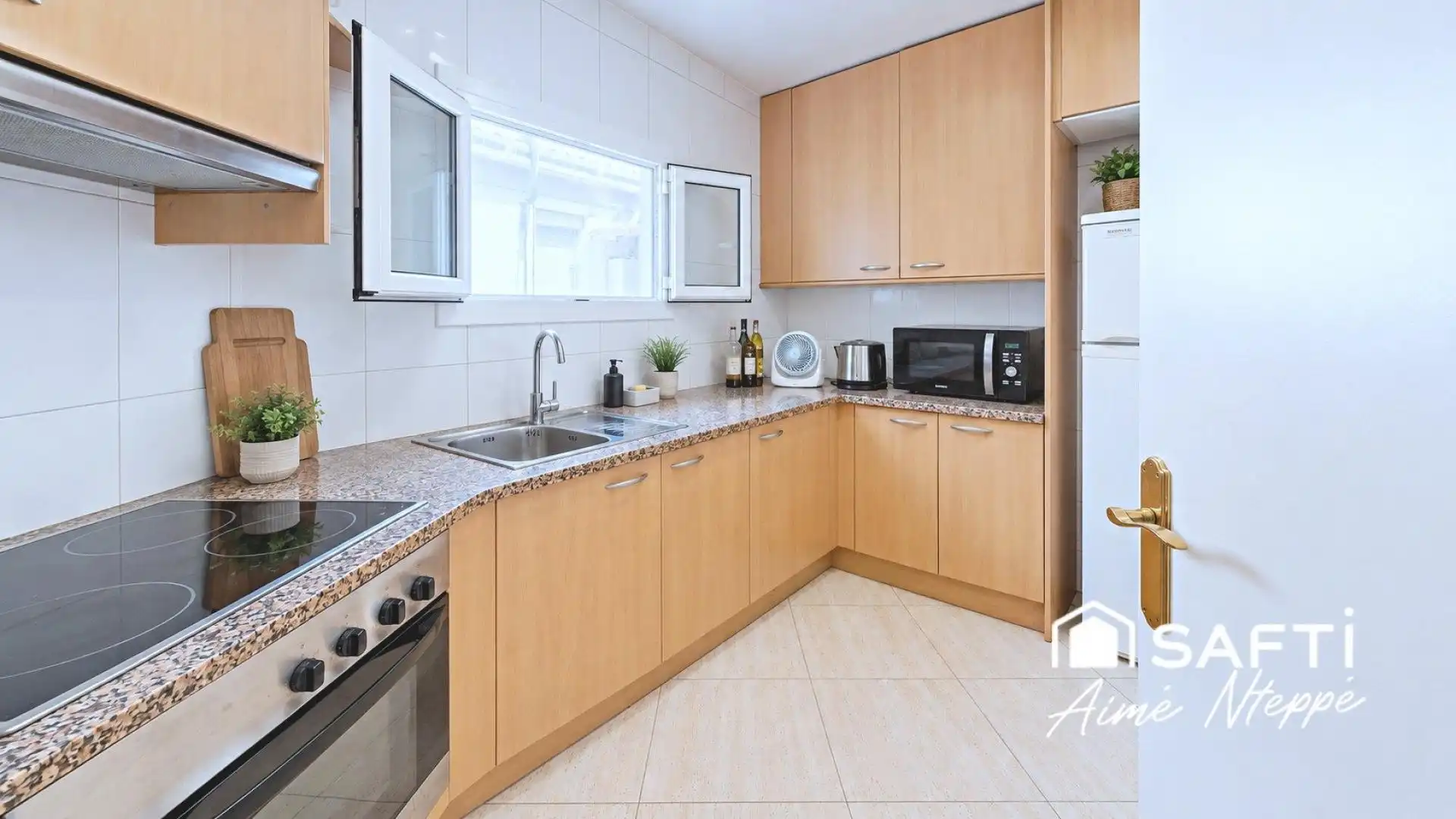 Kitchen of Flat for sale in Girona  with Heating, Furnished and Balcony