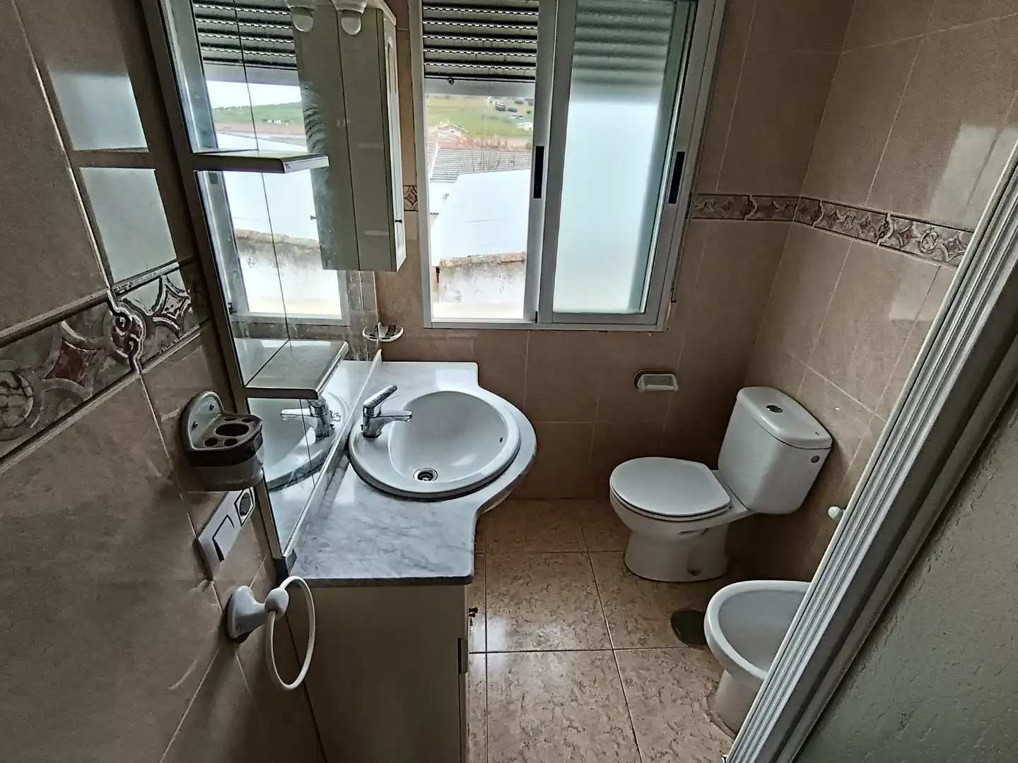 Badezimmer von Einfamilien-Reihenhaus zum Verkauf in Alcolea de Calatrava mit Klimaanlage, Heizung und Terrasse