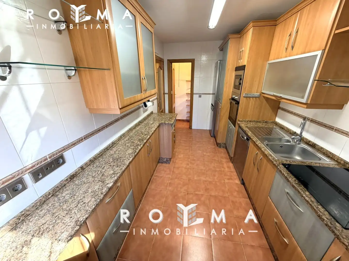 Cocina de Casa adosada de alquiler en Bormujos con Aire acondicionado, Calefacción y Jardín privado