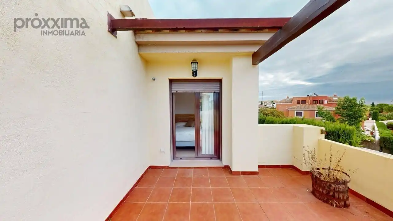 Terrassa de Casa adosada en venda en Guillena amb Jardí privat, Traster i Piscina comunitària