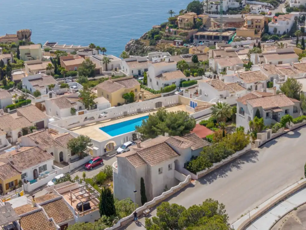 Vista exterior de Casa o xalet en venda en Benitachell / El Poble Nou de Benitatxell amb Aire condicionat, Terrassa i Piscina comunitària