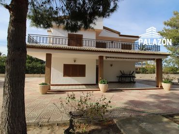 Villa con piscina in vendita a Crevillent