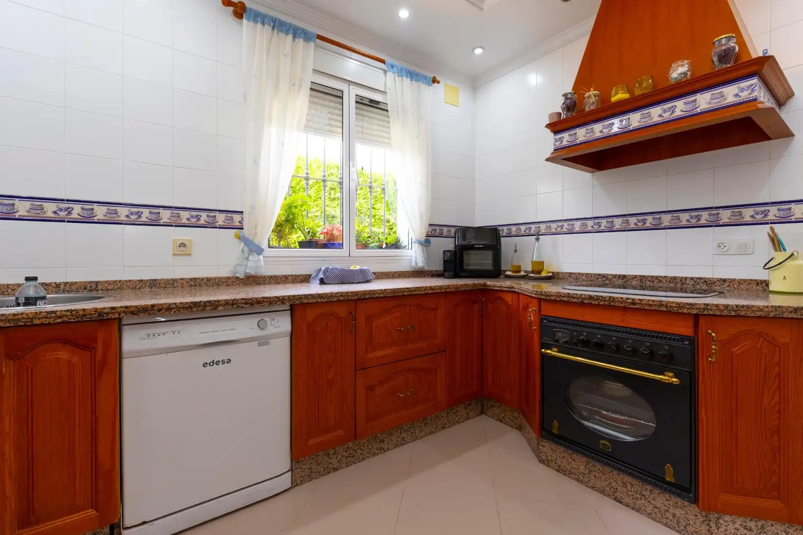 Cuina de Casa o xalet en venda en Sanlúcar la Mayor amb Jardí privat, Traster i Piscina