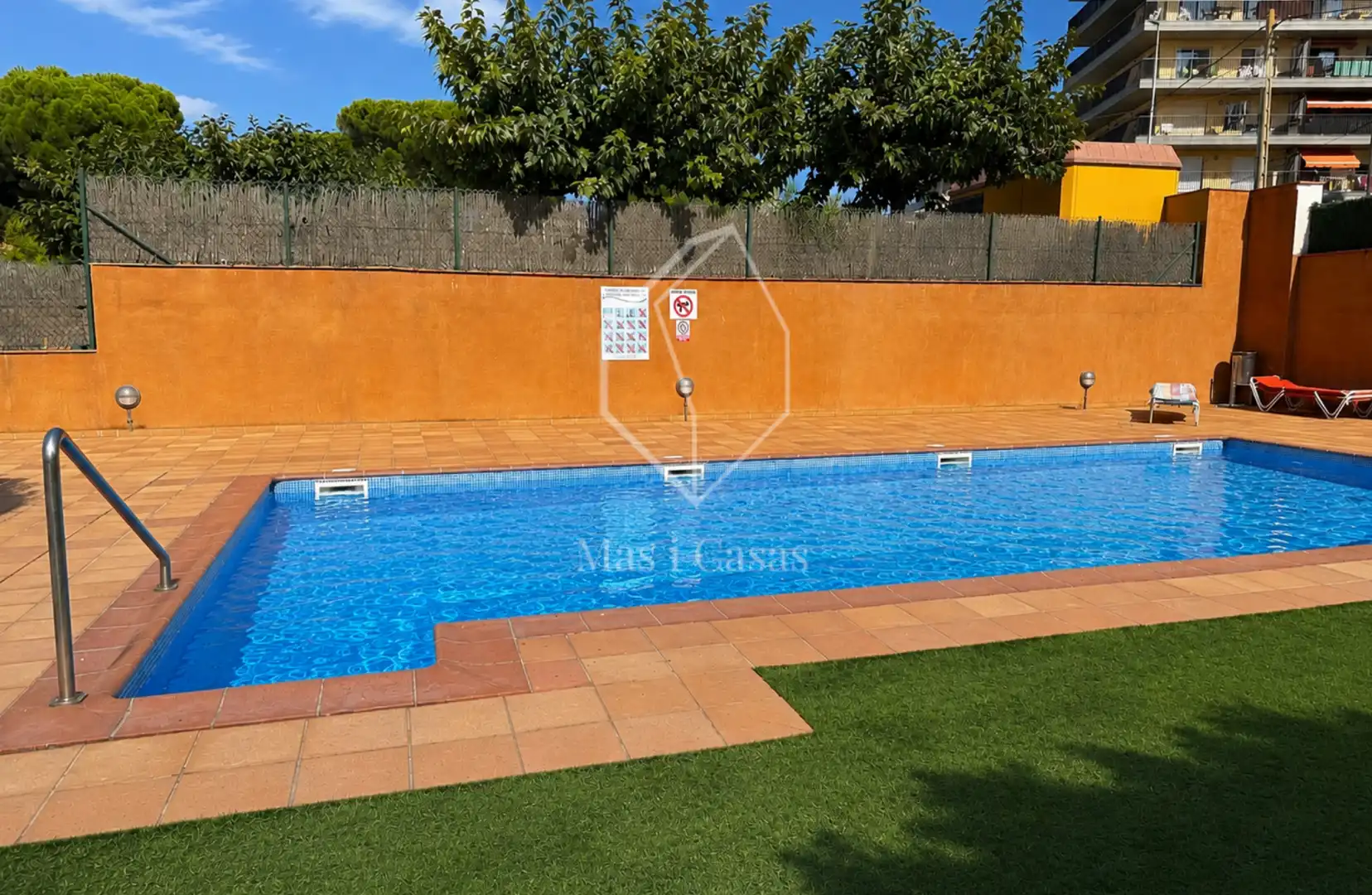 Schwimmbecken von Wohnungen zum Verkauf in L'Escala mit Klimaanlage, Heizung und Terrasse