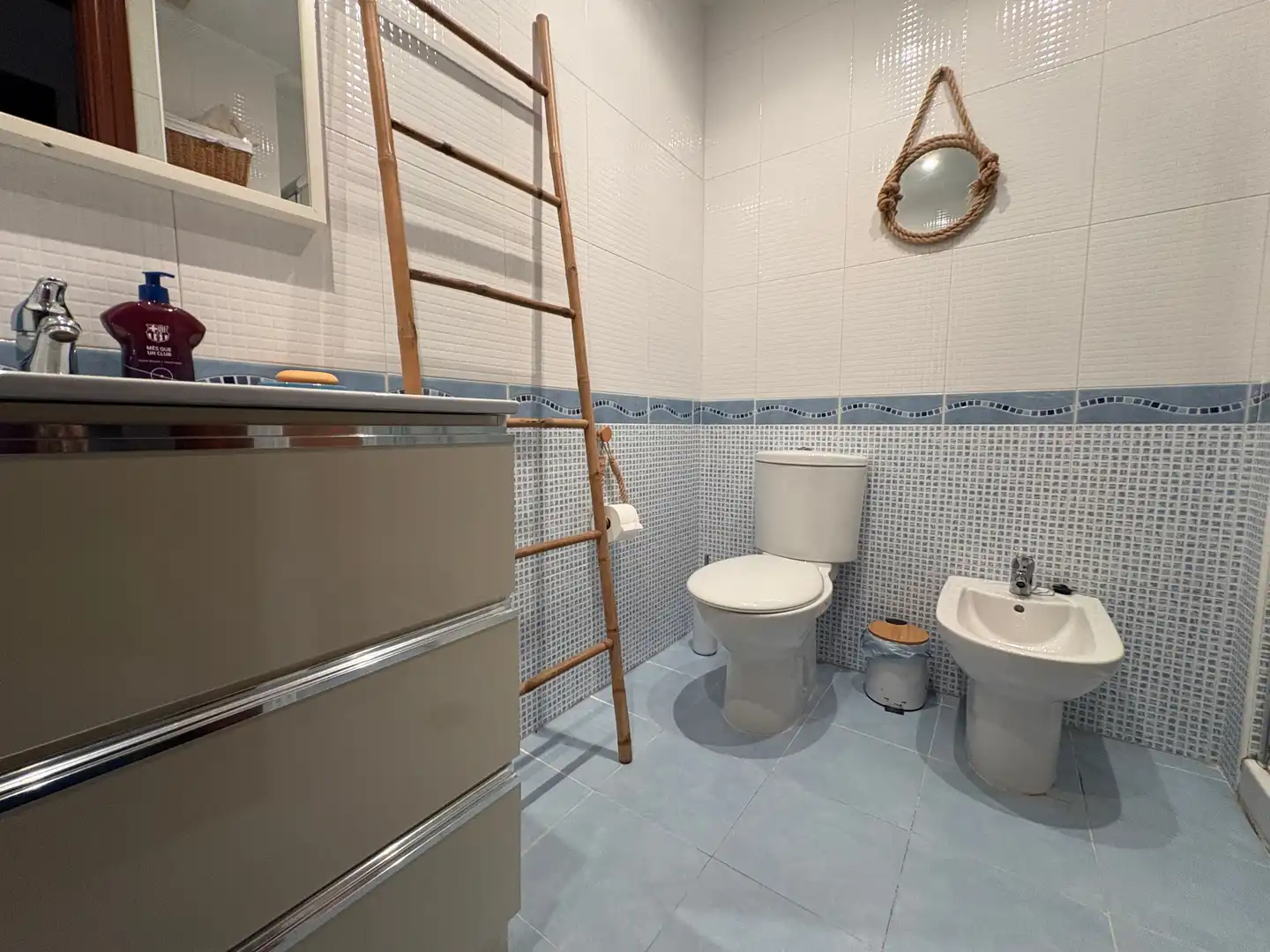 Badezimmer von Einfamilien-Reihenhaus zum Verkauf in Carreño mit Heizung, Parkett und Terrasse