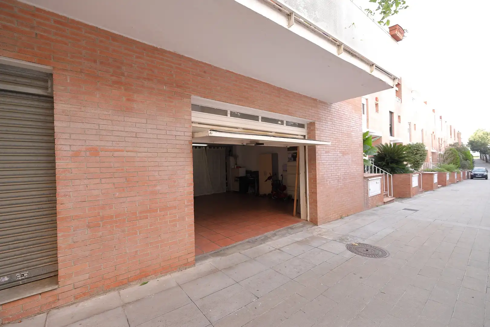 Aparcament de Casa adosada en venda en Sabadell amb Calefacció, Jardí privat i Terrassa