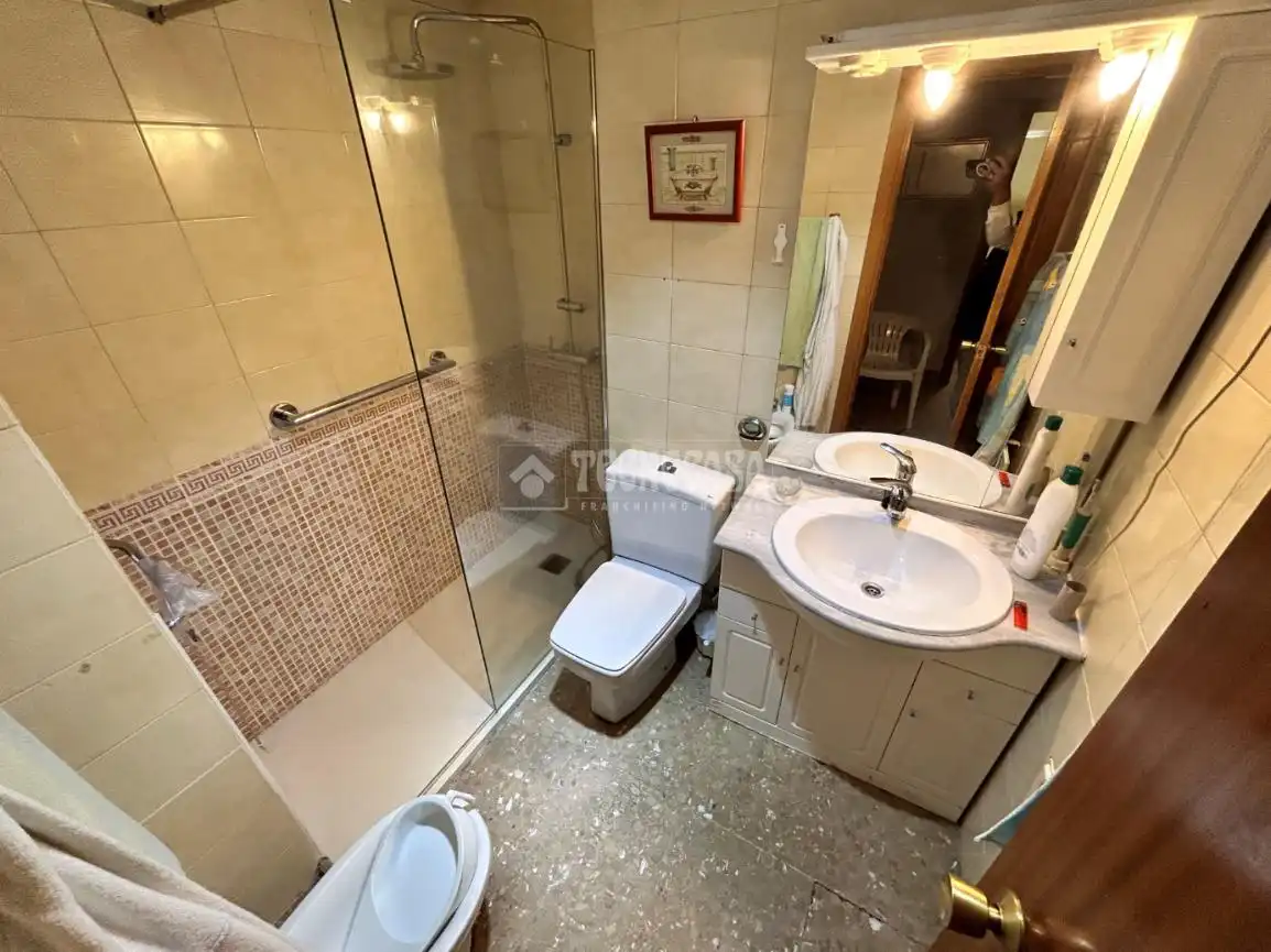 Bathroom of Flat for sale in Madrid  with Air Conditioner and Heating