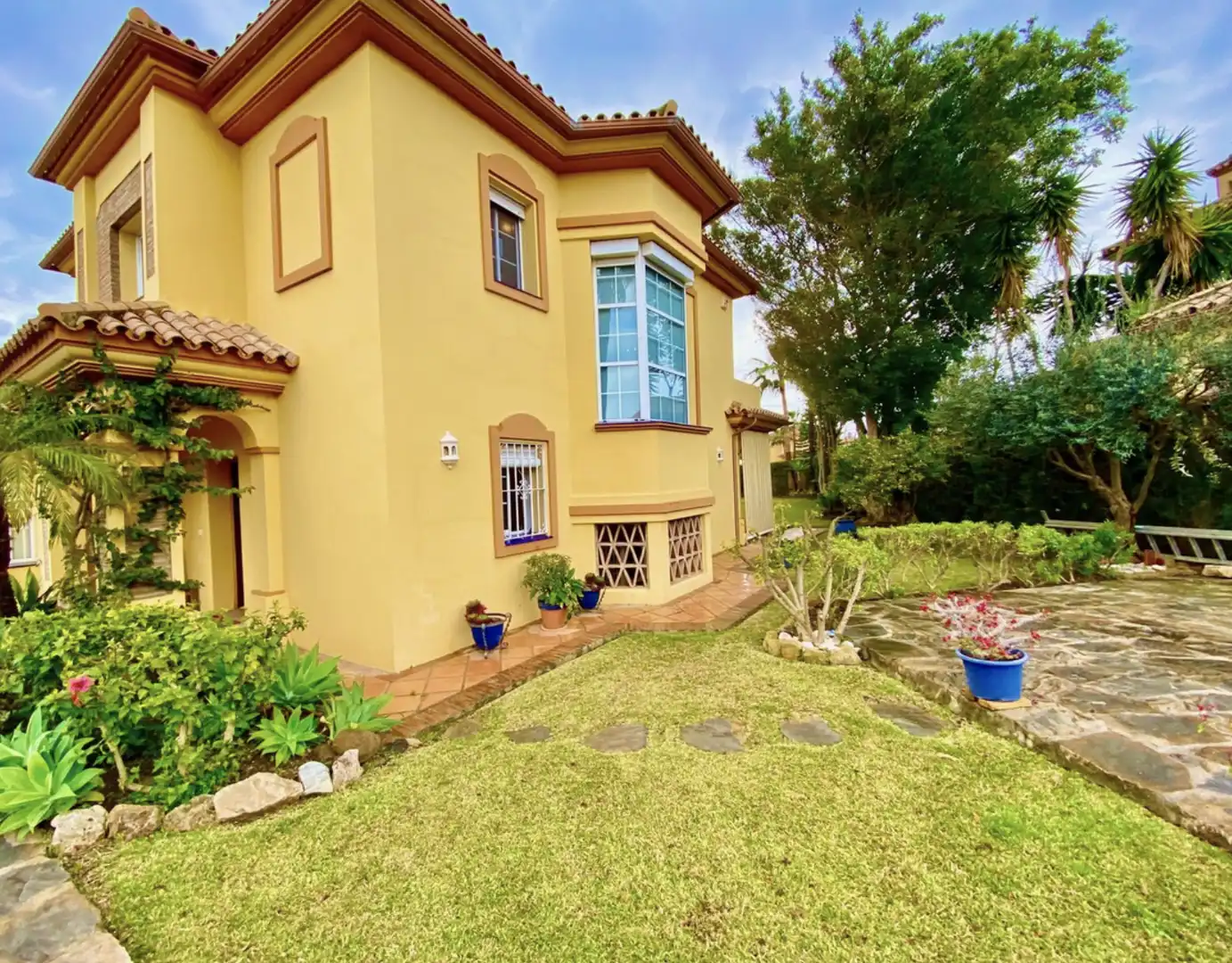 Vista exterior de Casa o xalet en venda en Estepona amb Aire condicionat, Calefacció i Jardí privat