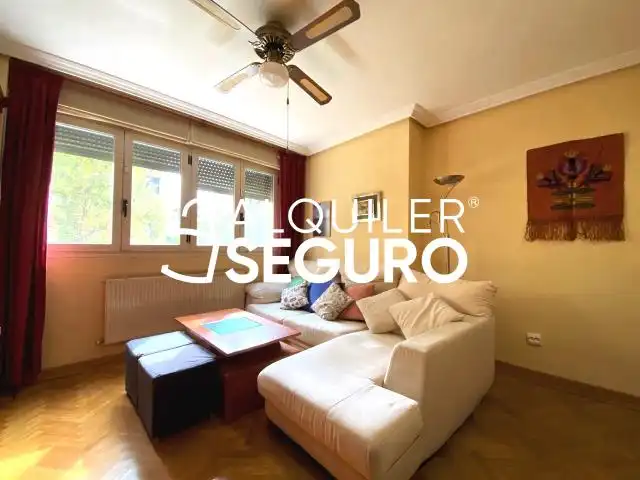 Sala d'estar de Pis de lloguer en Tres Cantos amb Calefacció i Moblat