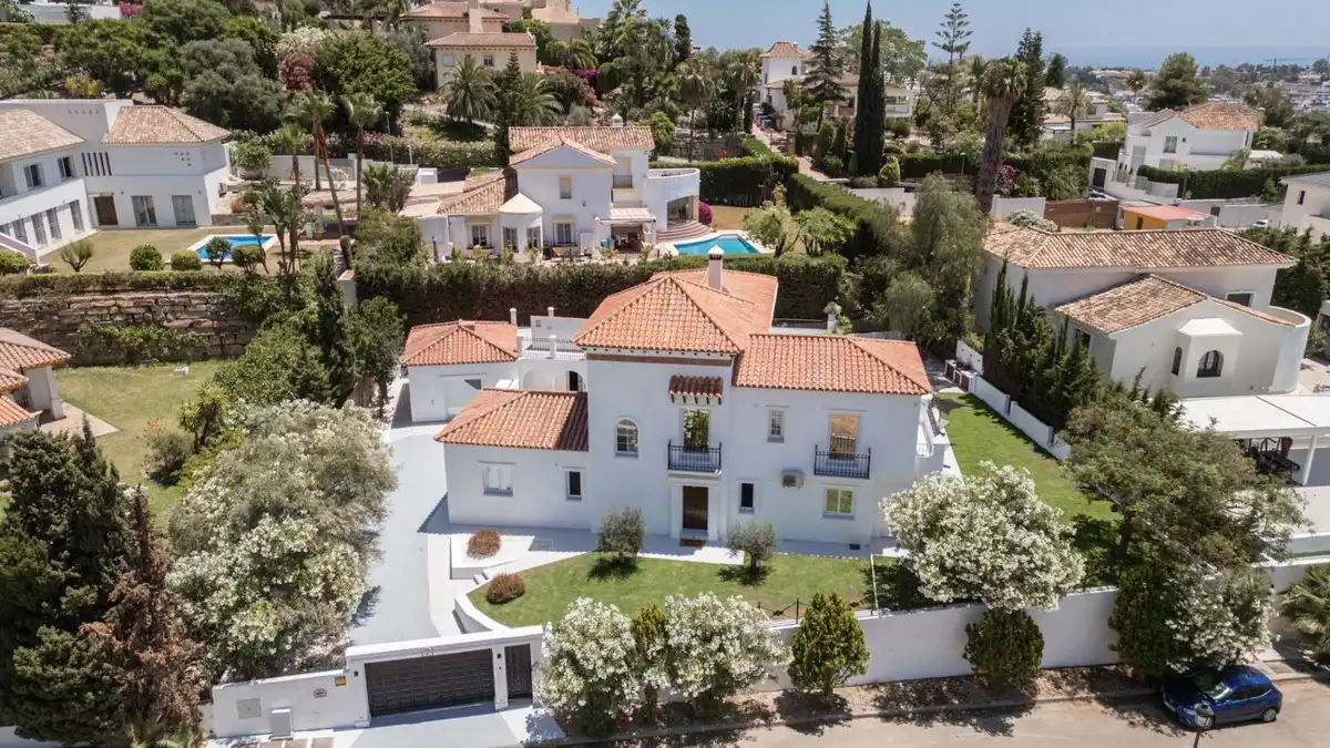 Vista exterior de Casa o chalet de alquiler en Estepona con Aire acondicionado, Jardín privado y Terraza