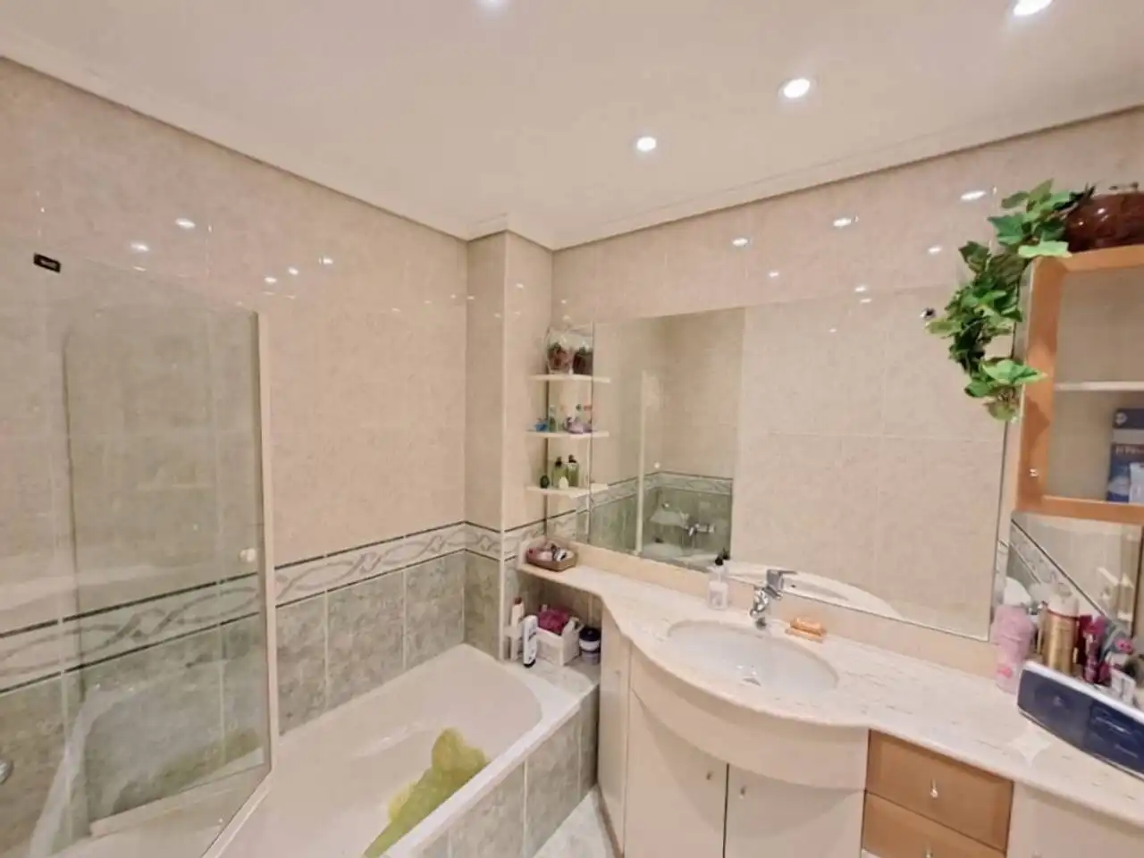 Badezimmer von Wohnung zur Miete in Burgos mit Heizung, Parkett und Abstellraum