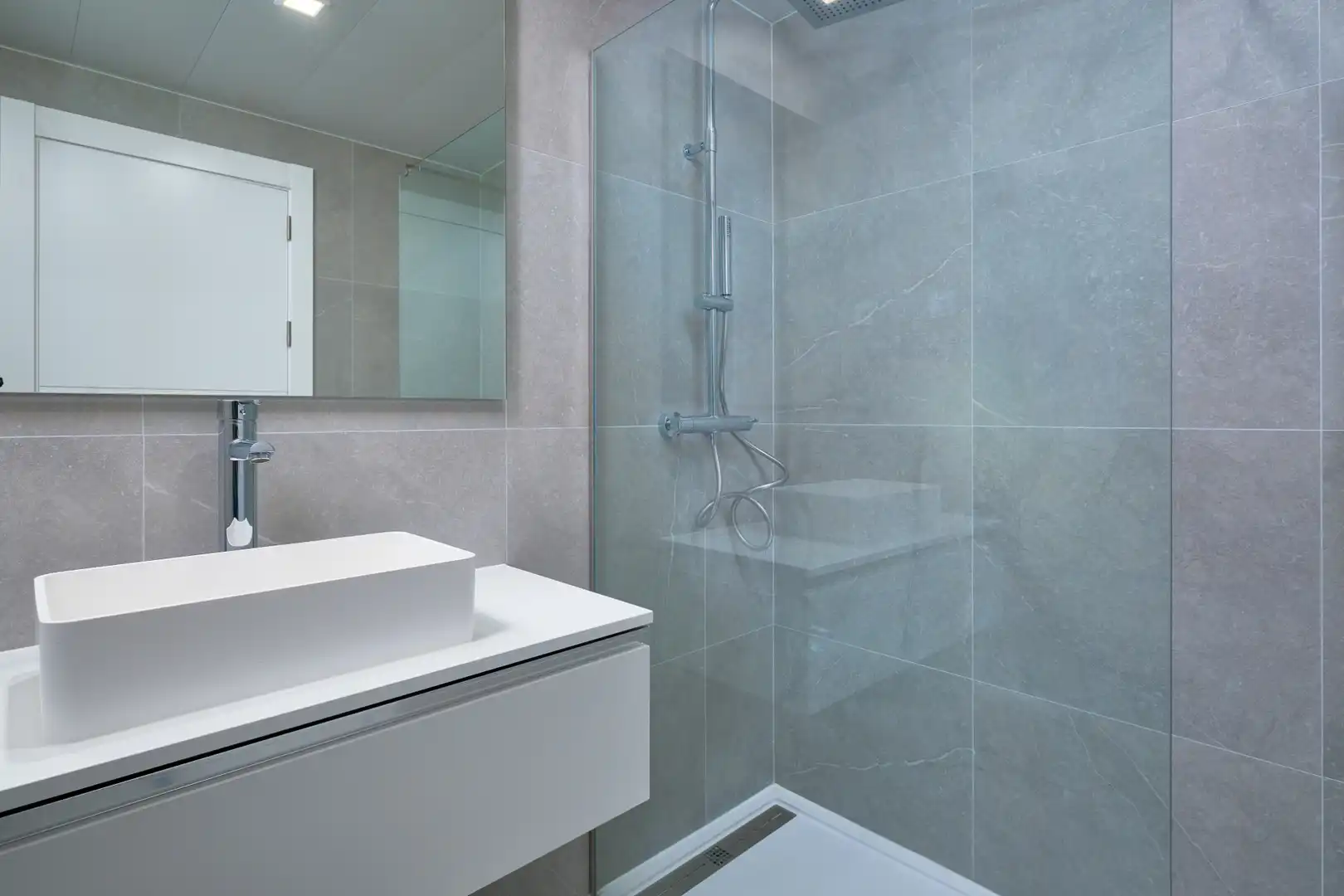 Badezimmer von Wohnung zur Miete in Madrid mit Klimaanlage, Terrasse und Abstellraum