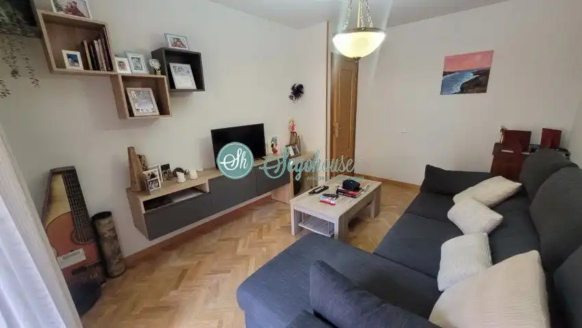 Sala d'estar de Casa o xalet en venda en Segovia amb Calefacció, Parquet i Terrassa