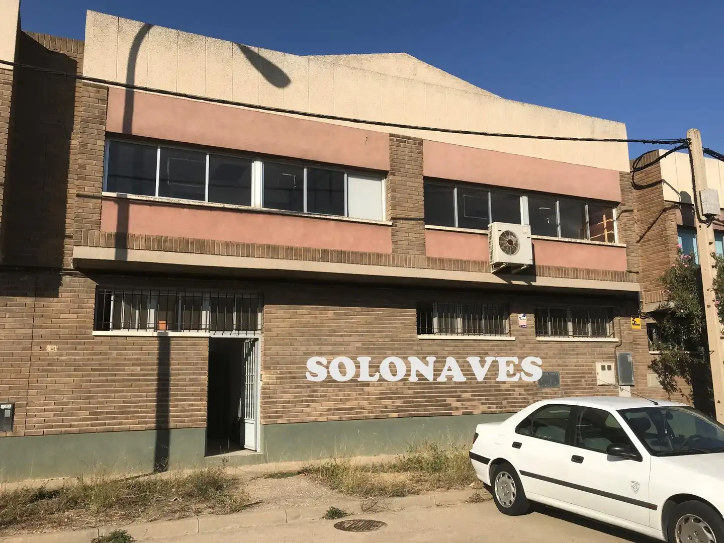 Außenansicht von Fabrikhallen zur Miete in Zaragoza