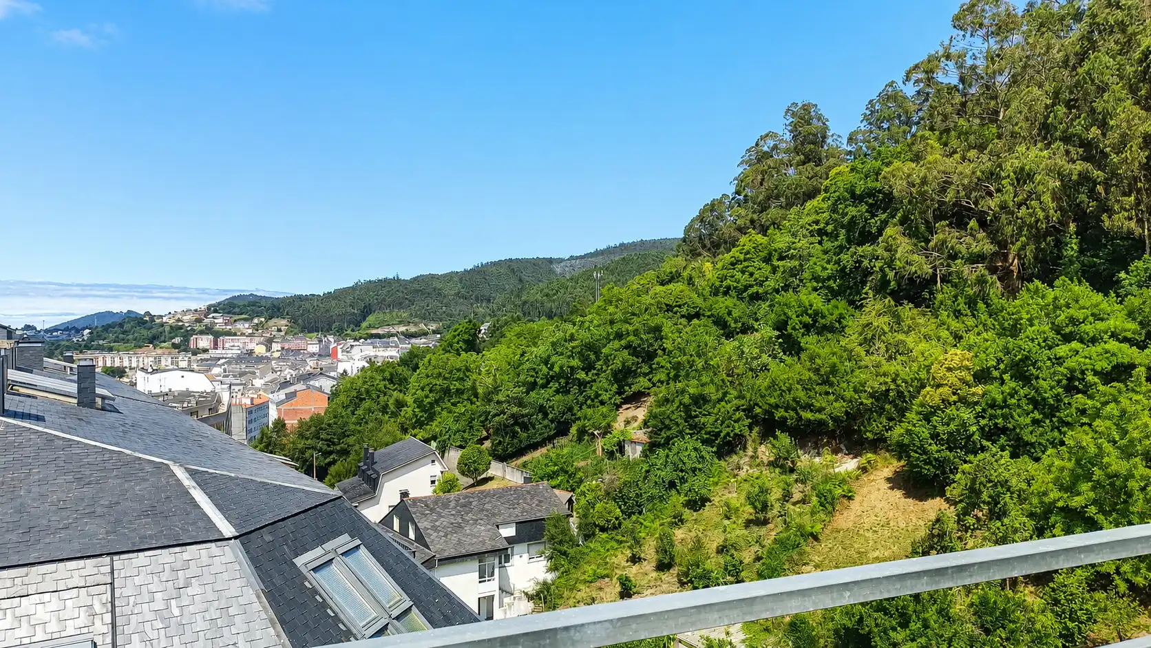 Vista exterior de Ático en venta en Viveiro con Calefacción, Terraza y Trastero