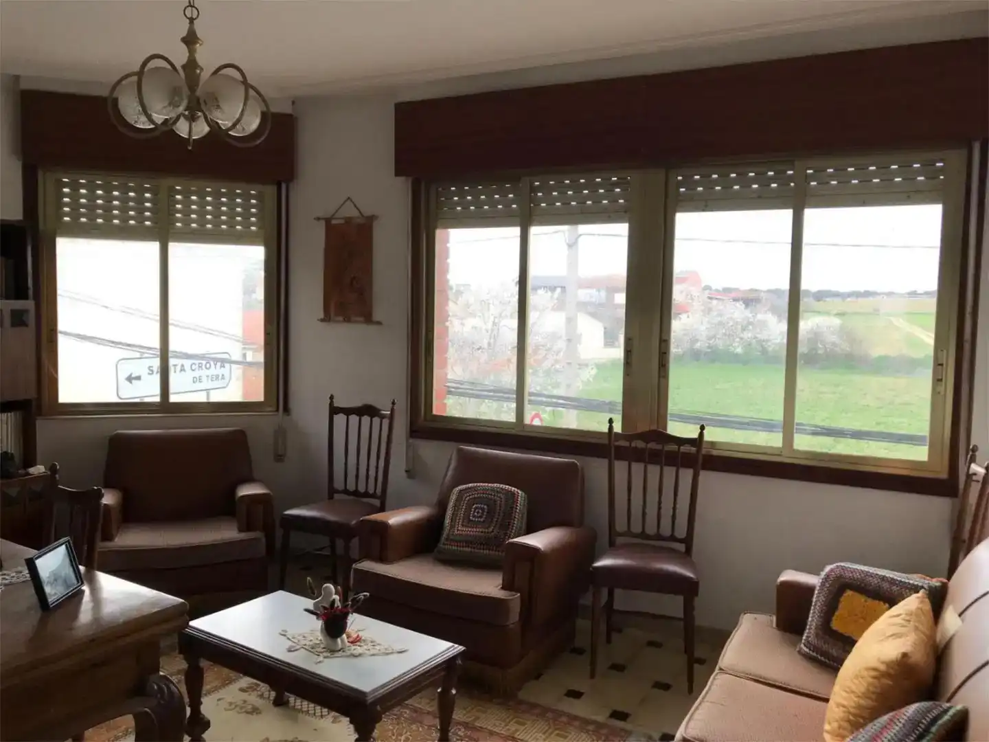 Sala d'estar de Casa adosada en venda en Camarzana de Tera amb Jardí privat, Traster i Moblat