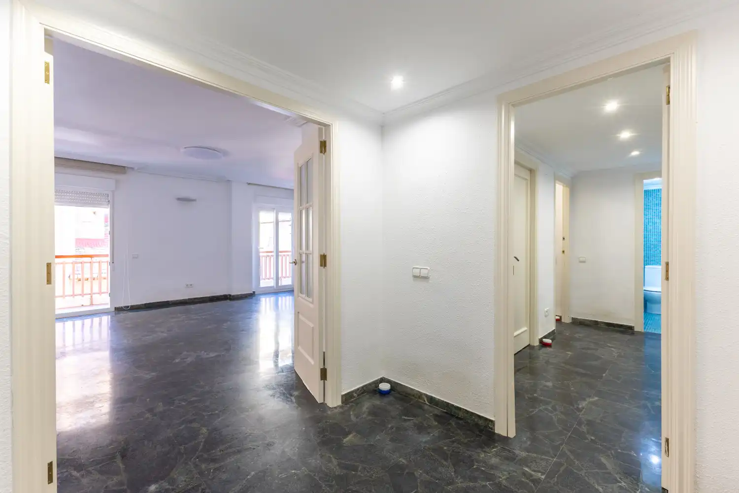 Flat for sale in Valencia  with Air Conditioner, Heating and Balcony