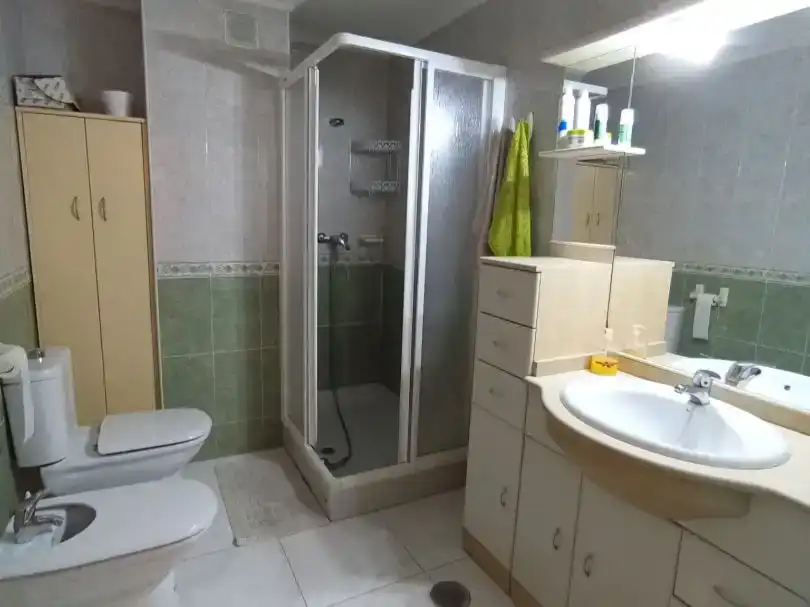 Bany de Pis de lloguer en La Bañeza  amb Parquet, Moblat i Balcó