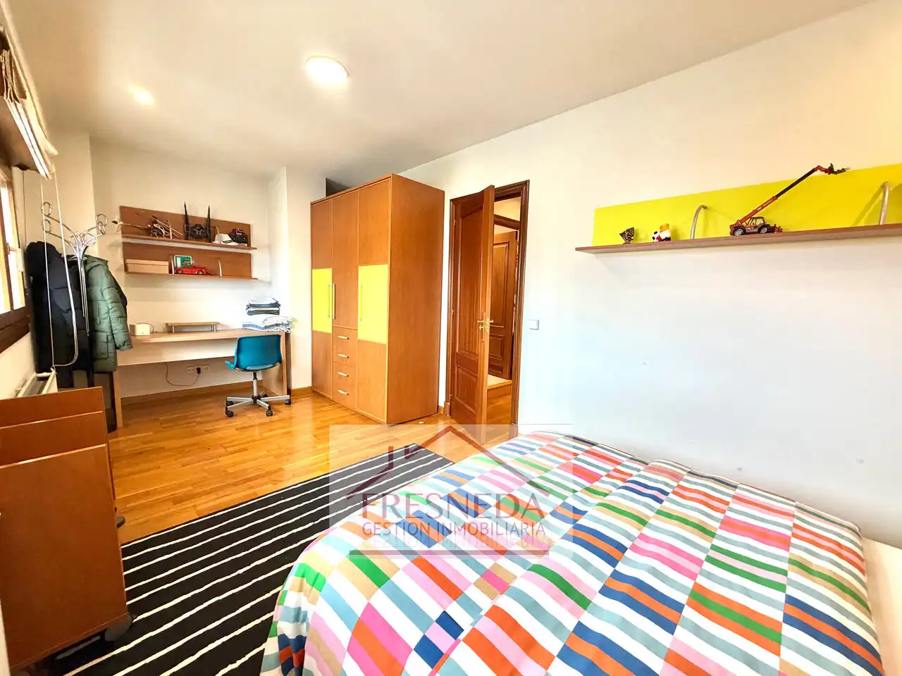 Dormitori de Casa adosada en venda en Siero amb Calefacció, Jardí privat i Parquet