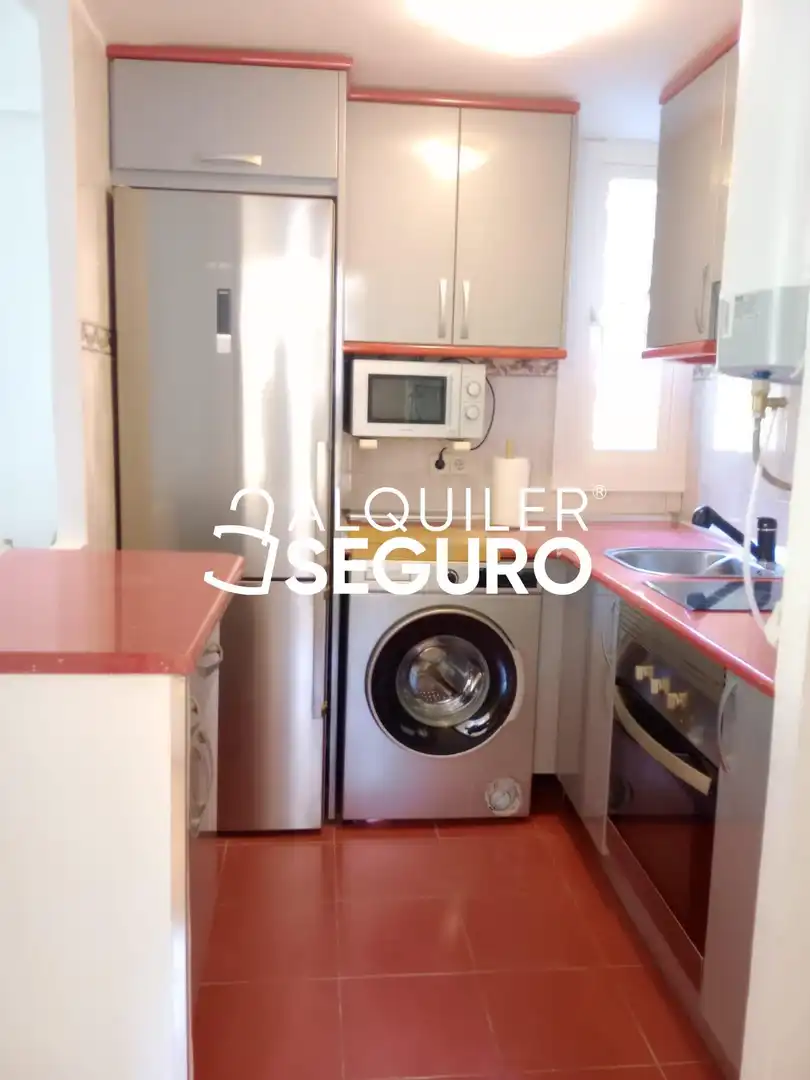 Cuina de Pis de lloguer en Madrid amb Aire condicionat, Calefacció i Moblat