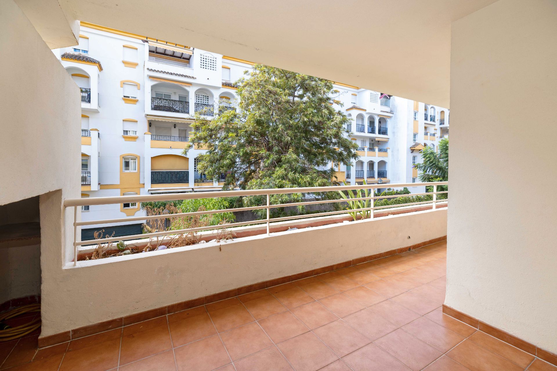 Vista exterior de Piso en venta en Marbella con Aire acondicionado, Terraza y Trastero