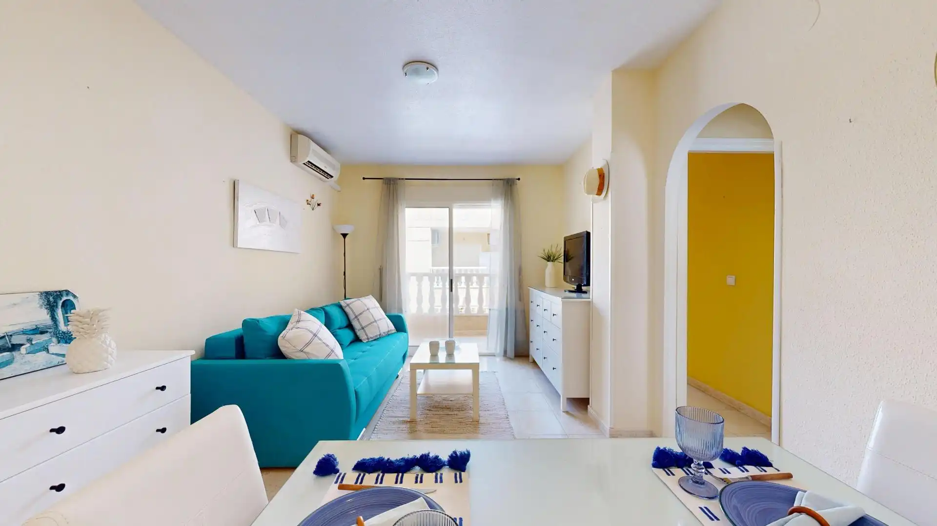 Sala d'estar de Pis en venda en Torrevieja amb Aire condicionat, Terrassa i Moblat