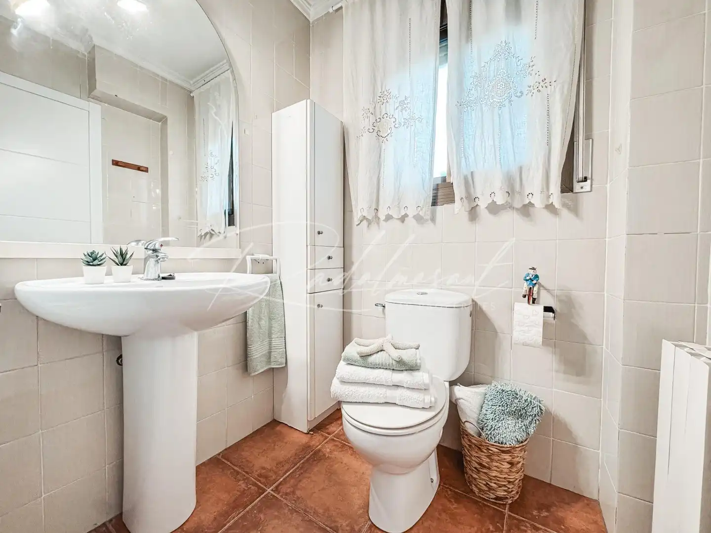 Badezimmer von Einfamilien-Reihenhaus zum Verkauf in Cambrils mit Klimaanlage, Heizung und Privatgarten