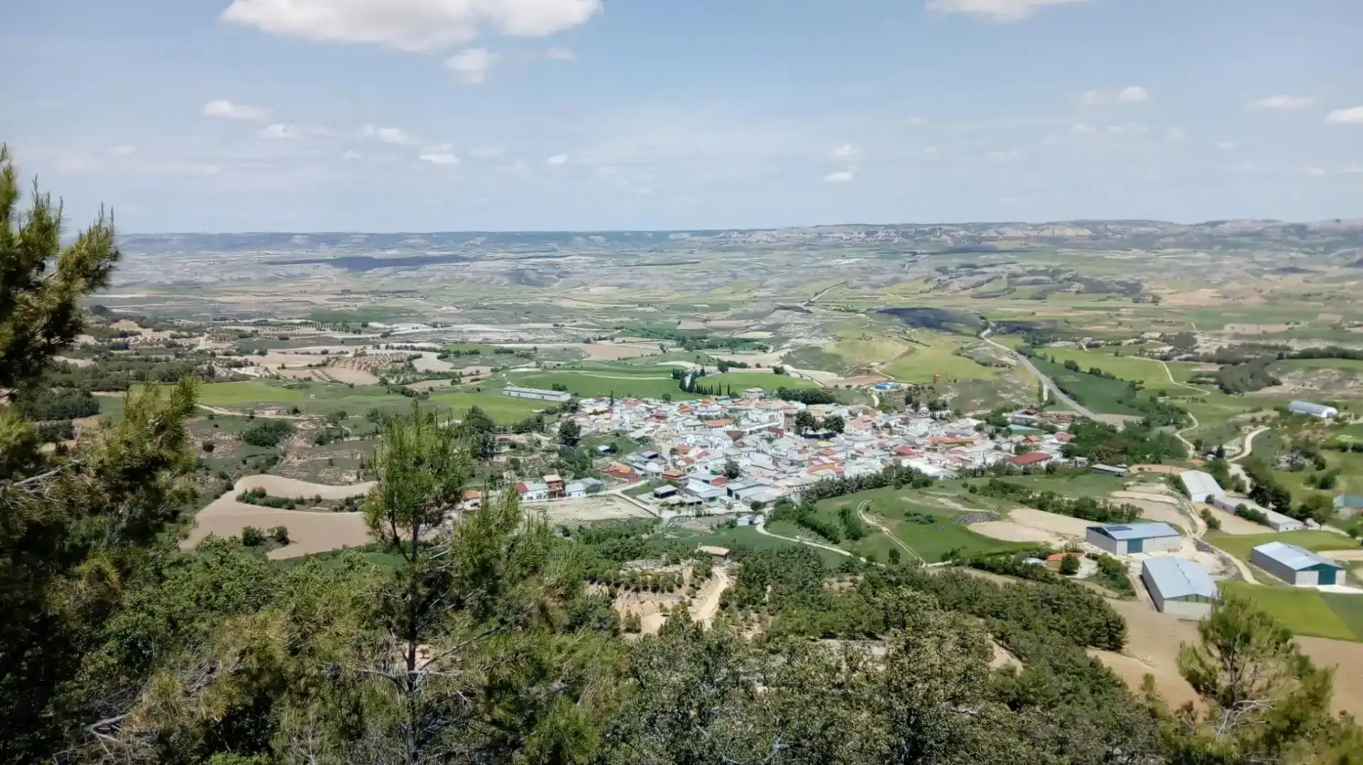 Vista exterior de Casa adosada en venda en La Peraleja   amb Traster i Balcó