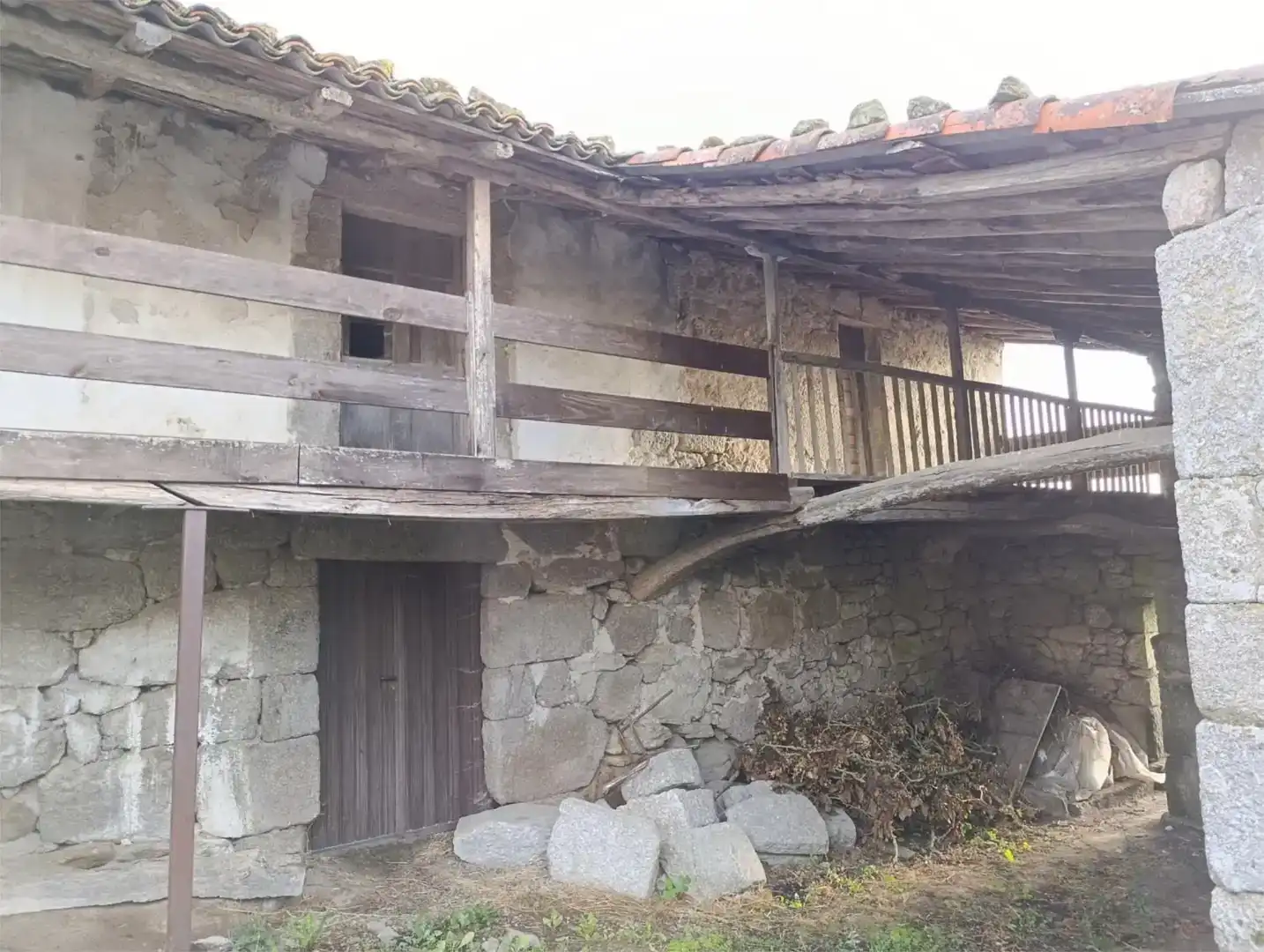 Außenansicht von Einfamilien-Reihenhaus zum Verkauf in Taboada mit Privatgarten und Balkon