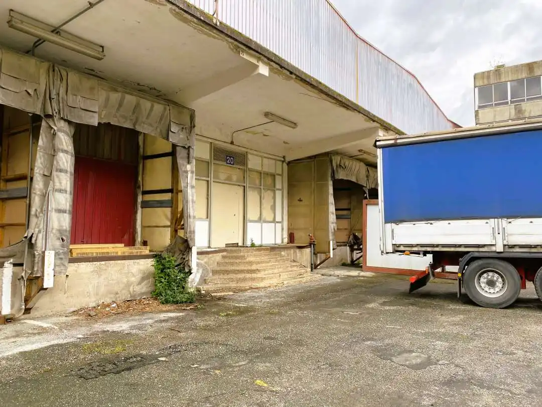 Außenansicht von Fabrikhallen zum Verkauf in Azpeitia